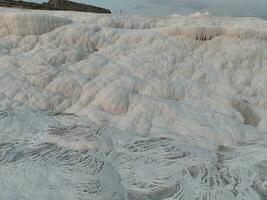 pamukkale travertijnen filmische antenne dar filmmateriaal. Turks beroemd wit thermisch bad met gezond schoon water in een mooi zonsondergang. foto