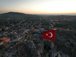 vlag van kalkoen in cappadocië. episch filmische bijhouden in een baan om de aarde antenne visie schieten foto