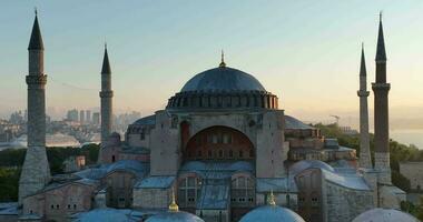 Istanbul, kalkoen. sultanahmet met de blauw moskee en de hagia sophia met een gouden toeter Aan de achtergrond Bij zonsopkomst. filmische antenne visie. foto