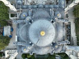 Istanbul, kalkoen. sultanahmet met de blauw moskee en de hagia sophia met een gouden toeter Aan de achtergrond Bij zonsopkomst. filmische antenne visie. foto