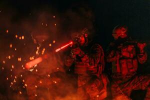 soldaten ploeg in actie Aan nacht missie gebruik makend van laser zicht straal lichten leger team concept foto