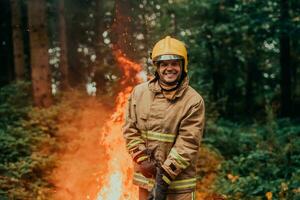 brandweerman Bij functie. brandweerman in gevaarlijk Woud gebieden omringd door sterk brand. concept van de werk van de brand onderhoud foto