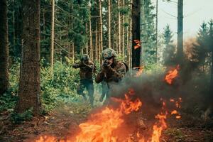 modern oorlogvoering soldaten omringd door brand strijd in dicht en gevaarlijk Woud gebieden foto