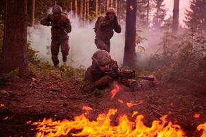 modern oorlogvoering soldaten ploeg in strijd foto