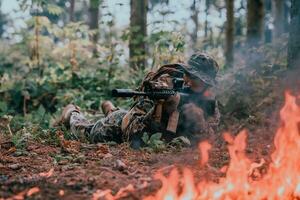 een soldaat gevechten in een oorlogsbos Oppervlakte omringd door brand foto