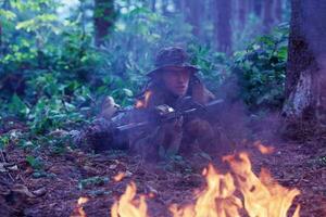 modern oorlogvoering soldaten ploeg in strijd foto