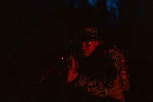 soldaten ploeg in actie Aan nacht missie gebruik makend van laser zicht straal lichten leger team concept foto