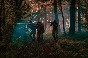 soldaten ploeg in actie Aan nacht missie gebruik makend van laser zicht straal lichten leger team concept foto