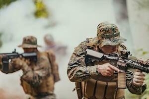 een groep van modern oorlogvoering soldaten is vechten een oorlog in gevaarlijk afgelegen Woud gebieden. een groep van soldaten is vechten Aan de vijand lijn met modern wapens. de concept van oorlogvoering en leger conflicten foto