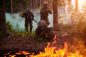 modern oorlogvoering soldaten ploeg in strijd foto