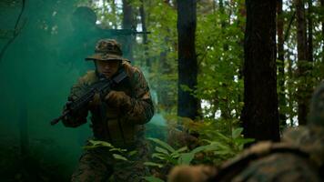 modern oorlogvoering soldaten ploeg in strijd foto