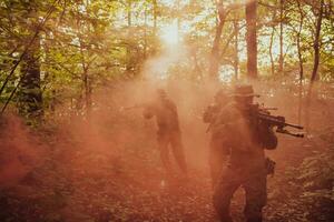 een groep van modern oorlogvoering soldaten is vechten een oorlog in gevaarlijk afgelegen Woud gebieden. een groep van soldaten is vechten Aan de vijand lijn met modern wapens. de concept van oorlogvoering en leger conflicten foto