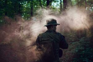 modern oorlogvoering soldaten ploeg in strijd foto