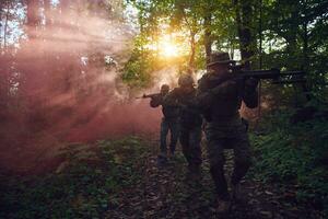 modern oorlogvoering soldaten ploeg in strijd foto