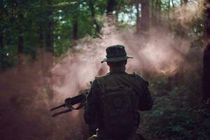 modern oorlogvoering soldaten ploeg in strijd foto