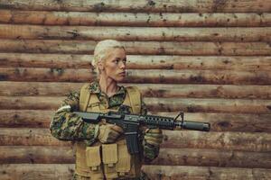 vrouw soldaat klaar voor strijd vervelend beschermend leger uitrusting en wapen foto