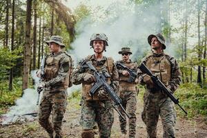 een groep van modern oorlogvoering soldaten is vechten een oorlog in gevaarlijk afgelegen Woud gebieden. een groep van soldaten is vechten Aan de vijand lijn met modern wapens. de concept van oorlogvoering en leger conflicten foto