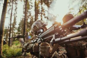 een groep van modern oorlogvoering soldaten is vechten een oorlog in gevaarlijk afgelegen Woud gebieden. een groep van soldaten is vechten Aan de vijand lijn met modern wapens. de concept van oorlogvoering en leger conflicten foto