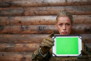 vrouw soldaat gebruik makend van tablet computer foto