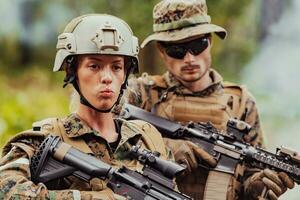modern oorlogvoering soldaten ploeg rennen in tactisch strijd vorming vrouw net zo een team leider foto