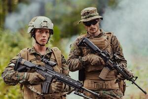 modern oorlogvoering soldaten ploeg rennen in tactisch strijd vorming vrouw net zo een team leider foto