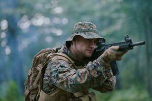 soldaat in actie het richten Aan wapen laser zicht optiek foto