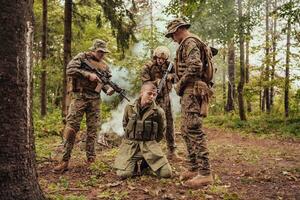 soldaten ploeg was vastleggen levend terrorist en ondervraging hen Aan hen Aan speciaal tactiek gewelddadig manier foto