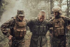 soldaten ploeg was vastleggen levend terrorist en ondervraging hen Aan hen Aan speciaal tactiek gewelddadig manier foto