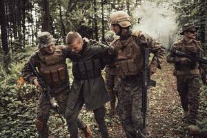 soldaten ploeg was vastleggen levend terrorist en ondervraging hen Aan hen Aan speciaal tactiek gewelddadig manier foto