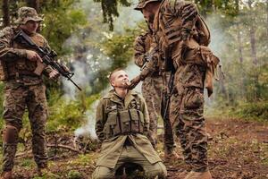 soldaten ploeg was vastleggen levend terrorist en ondervraging hen Aan hen Aan speciaal tactiek gewelddadig manier foto