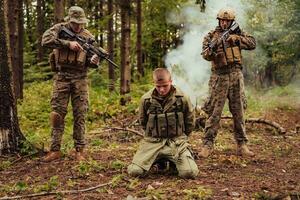 soldaten ploeg was vastleggen levend terrorist en ondervraging hen Aan hen Aan speciaal tactiek gewelddadig manier foto