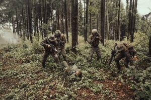 soldaten ploeg was vastleggen levend terrorist en ondervraging hen Aan hen Aan speciaal tactiek gewelddadig manier foto