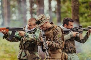 omhoog gaan van soldaten in tegen zijden vieren vrede na strijd foto