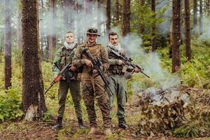 omhoog gaan van soldaten in tegen zijden vieren vrede na strijd foto