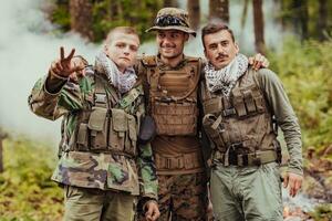 groep van soldaten in tegen zijden vieren vrede na strijd foto