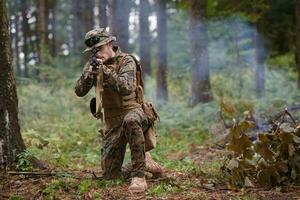 soldaat in actie het richten Aan wapen laser zicht optiek foto