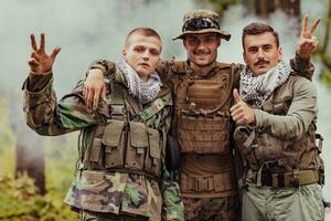 groep van soldaten in tegen zijden vieren vrede na strijd foto