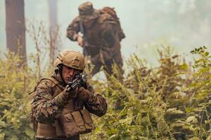 een groep van modern oorlogvoering soldaten is vechten een oorlog in gevaarlijk afgelegen Woud gebieden. een groep van soldaten is vechten Aan de vijand lijn met modern wapens. de concept van oorlogvoering en leger conflicten foto