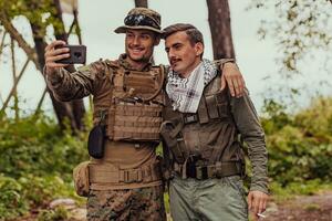 team van soldaten en terrorist nemen selfie met smartphone in de Woud foto