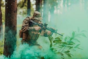 een modern oorlogvoering soldaat Aan oorlog plicht in dicht en gevaarlijk Woud gebieden. gevaarlijk leger redden operaties foto