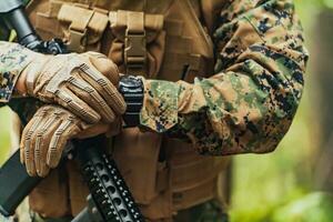 Amerikaans marinier corps speciaal operaties soldaat voorbereidingen treffen tactisch en communicatie uitrusting voor actie strijd detailopname foto