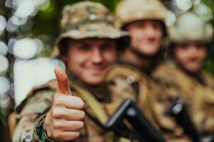 soldaat strijders staand samen met geweren. groep portret van ons leger de elite leden, privaat leger bedrijf militairen, anti terrorist ploeg foto