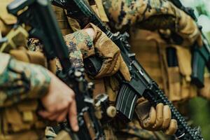 soldaat strijders staand samen met geweren. groep portret van ons leger de elite leden, privaat leger bedrijf militairen, anti terrorist ploeg foto