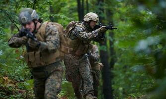 modern oorlogvoering soldaten ploeg in strijd foto