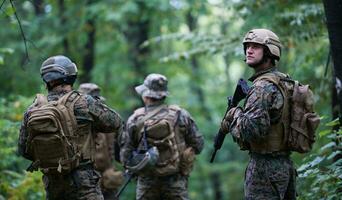 modern oorlogvoering soldaten ploeg in strijd foto