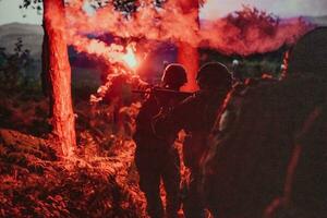 soldaten team in actie Aan nacht missie militery concept foto