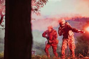 soldaten team in actie Aan nacht missie militery concept foto