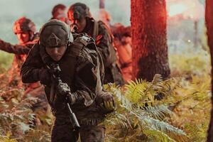 een groep van modern oorlogvoering soldaten is vechten een oorlog in gevaarlijk afgelegen Woud gebieden. een groep van soldaten is vechten Aan de vijand lijn met modern wapens. de concept van oorlogvoering en leger conflicten foto