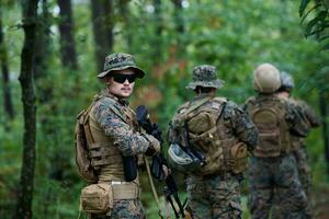 modern oorlogvoering soldaten ploeg in strijd foto