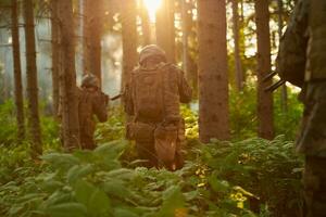 modern oorlogvoering soldaten ploeg in strijd foto